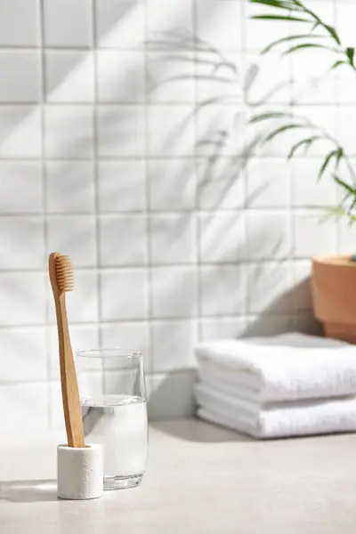 Beyaz seramik zemin üzerinde çeşitli nesneler ve sıcak güneş ışığı içinden geçiyor..