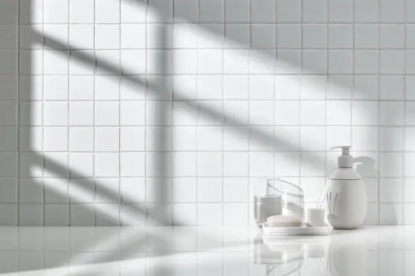 Beyaz seramik zemin üzerinde çeşitli nesneler ve sıcak güneş ışığı içinden geçiyor..