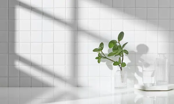 Beyaz seramik zemin üzerinde çeşitli nesneler ve sıcak güneş ışığı içinden geçiyor..