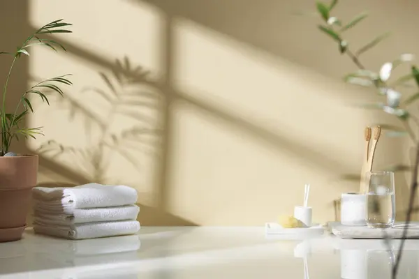 Beyaz seramik zemin üzerinde çeşitli nesneler ve sıcak güneş ışığı içinden geçiyor..