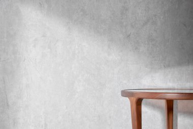 Pencerelerden süzülen güneş ışığı ve taze çiçeklerle dolu rahat bir ev.