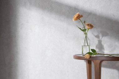 Pencerelerden süzülen güneş ışığı ve taze çiçeklerle dolu rahat bir ev.