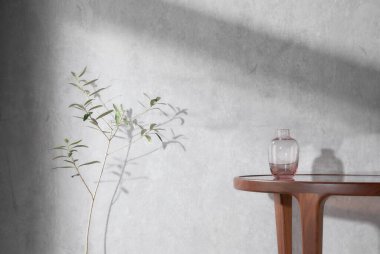 Pencerelerden süzülen güneş ışığı ve taze çiçeklerle dolu rahat bir ev.