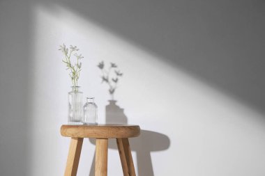 Pencerelerden süzülen güneş ışığı ve taze çiçeklerle dolu rahat bir ev.