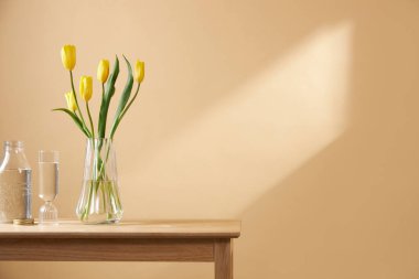 Pencerelerden süzülen güneş ışığı ve taze çiçeklerle dolu rahat bir ev.