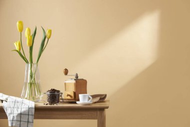 Pencerelerden süzülen güneş ışığı ve taze çiçeklerle dolu rahat bir ev.