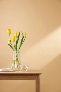 Pencerelerden süzülen güneş ışığı ve taze çiçeklerle dolu rahat bir ev.