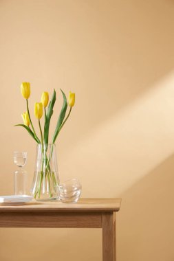 Pencerelerden süzülen güneş ışığı ve taze çiçeklerle dolu rahat bir ev.