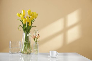 Pencerelerden süzülen güneş ışığı ve taze çiçeklerle dolu rahat bir ev.