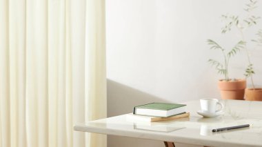 Bu odada doğal ışık ile sakin bir atmosfer var. Masada kil kaplar, cam şişeler, kahve ve çeşitli maddeler var..