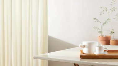 Bu odada doğal ışık ile sakin bir atmosfer var. Masada kil kaplar, cam şişeler, kahve ve çeşitli maddeler var..