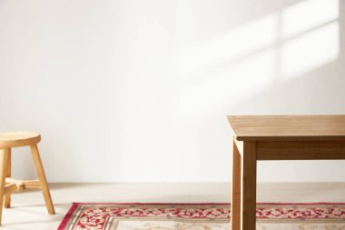 Bu odada doğal ışık ile sakin bir atmosfer var. Masada kil kaplar, cam şişeler, kahve ve çeşitli maddeler var..