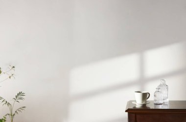 Bu odada doğal ışık ile sakin bir atmosfer var. Masada kil kaplar, cam şişeler, kahve ve çeşitli maddeler var..