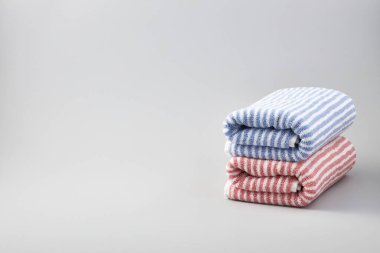 Beyaz arkaplanda çizgili havlu yığını