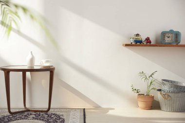 Vazolar ve eşyalar sıcak bir odada masanın üstünde.