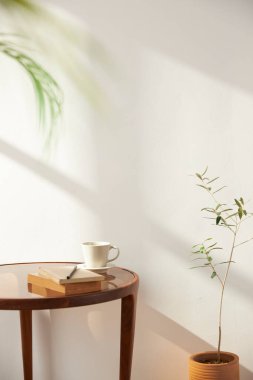 Vazolar ve eşyalar sıcak bir odada masanın üstünde.