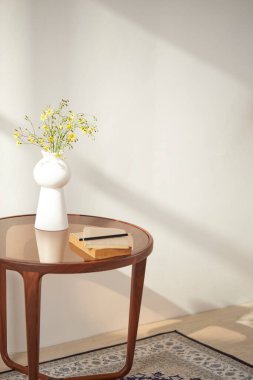 Vazolar ve eşyalar sıcak bir odada masanın üstünde.