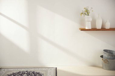 Vazolar ve eşyalar sıcak bir odada masanın üstünde.