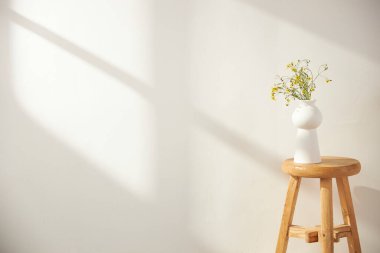 Vazolar ve eşyalar sıcak bir odada masanın üstünde.