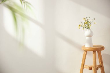 Vazolar ve eşyalar sıcak bir odada masanın üstünde.