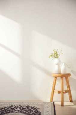 Vazolar ve eşyalar sıcak bir odada masanın üstünde.