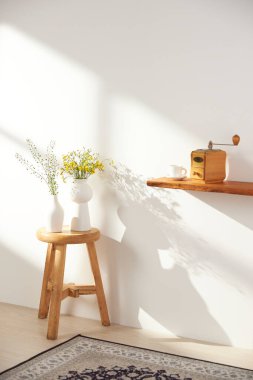 Vazolar ve eşyalar sıcak bir odada masanın üstünde.