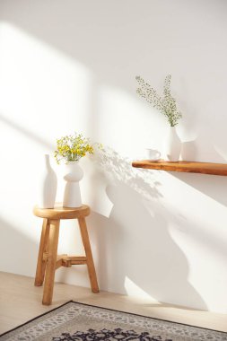 Vazolar ve eşyalar sıcak bir odada masanın üstünde.