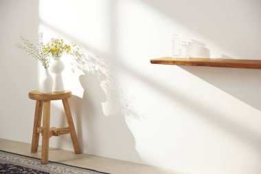 Vazolar ve eşyalar sıcak bir odada masanın üstünde.