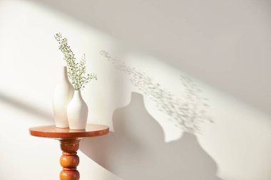 Vazolar ve eşyalar sıcak bir odada masanın üstünde.