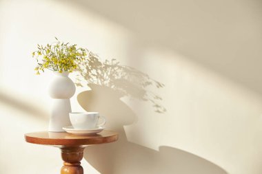 Vazolar ve eşyalar sıcak bir odada masanın üstünde.