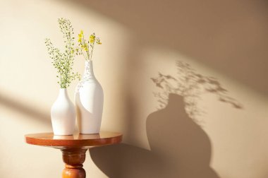 Vazolar ve eşyalar sıcak bir odada masanın üstünde.