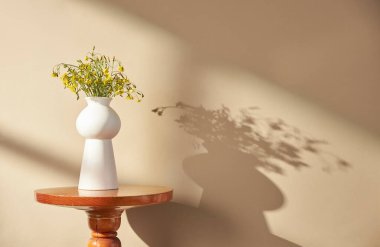 Vazolar ve eşyalar sıcak bir odada masanın üstünde.