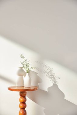 Vazolar ve eşyalar sıcak bir odada masanın üstünde.