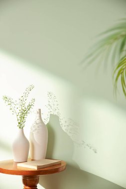 Vazolar ve eşyalar sıcak bir odada masanın üstünde.