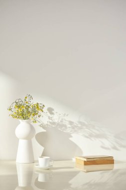 Vazolar ve eşyalar sıcak bir odada masanın üstünde.