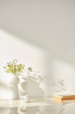 Vazolar ve eşyalar sıcak bir odada masanın üstünde.