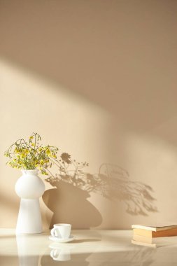 Vazolar ve eşyalar sıcak bir odada masanın üstünde.