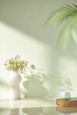 Vazolar ve eşyalar sıcak bir odada masanın üstünde.