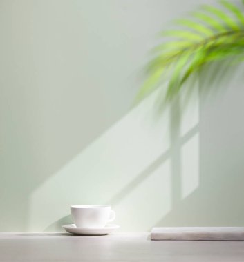 boş beyaz kahve demliği ve beyaz iç döşeme ile fotokopi alanı.