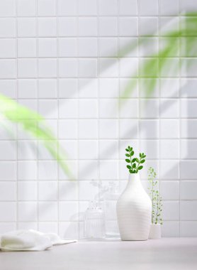Beyaz kasede yeşil bitki ve beyaz masa