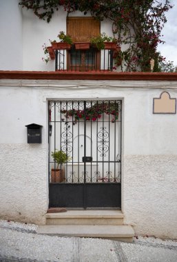 Romantik bir şehirde eski bir ev. Odundan yapılmış renkli ve güzel kapılar. Klasik kapı..