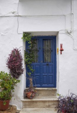 Romantik bir şehirde eski bir ev. Odundan yapılmış renkli ve güzel kapılar. Klasik kapı..