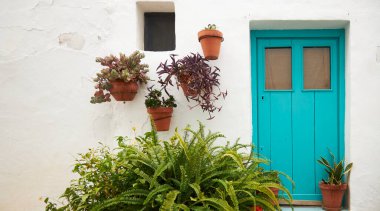 Romantik bir şehirde eski bir ev. Odundan yapılmış renkli ve güzel kapılar. Klasik kapı..