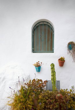 Romantik bir şehirde eski bir ev. Odundan yapılmış renkli ve güzel kapılar. Klasik kapı..