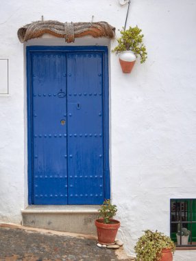 Romantik bir şehirde eski bir ev. Odundan yapılmış renkli ve güzel kapılar. Klasik kapı..