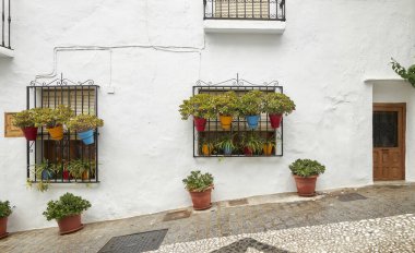 Romantik bir şehirde eski bir ev. Odundan yapılmış renkli ve güzel kapılar. Klasik kapı..