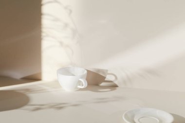 Ilık güneş ışığı, çimen yapraklarından gölgeler, masa üstünde vazo ve fincanlar gibi çeşitli nesnelerin olduğu bir oda.