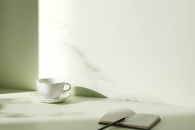 Ilık güneş ışığı, çimen yapraklarından gölgeler, masa üstünde vazo ve fincanlar gibi çeşitli nesnelerin olduğu bir oda.