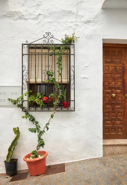 Romantik bir şehirde eski bir ev. Odundan yapılmış renkli ve güzel kapılar. Klasik kapı..