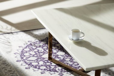 Vazolar ve eşyalar sıcak bir odada masanın üstünde.